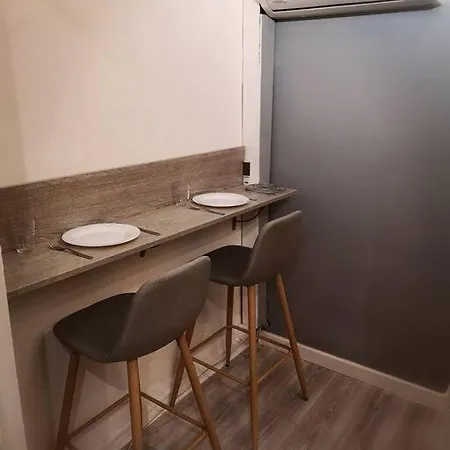 F1 37m² Hyper Centre Face Au Marche Ajaccio (Corsica)