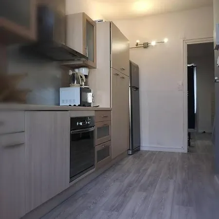 F1 37m² Hyper Centre Face Au Marche *